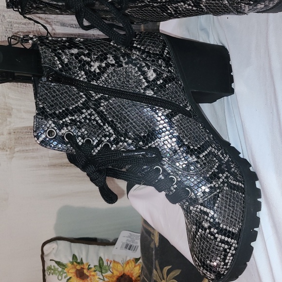 New! Time & Tru Women 9 lace up moto combat bootie snake print heeled ankle boot - Picture 1 of 7